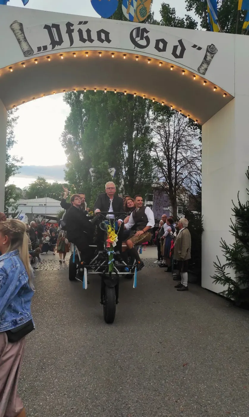 Die Radlgunde beim Volksfesteinzug in Pfaffenhofen
