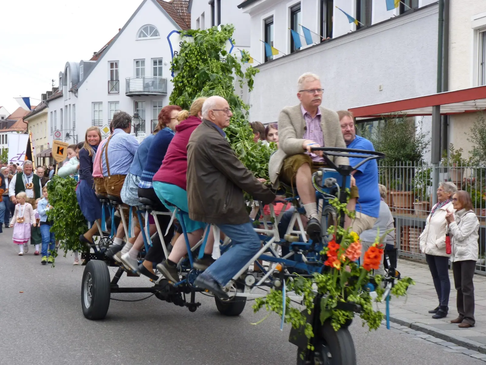 Die Radlgunde beim Volksfesteinzug